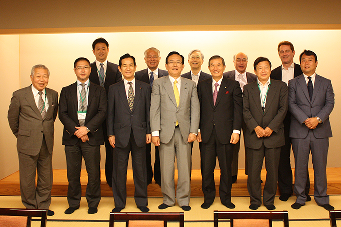 前列左から3番目が山本幸三自民党観光立国調査会会長、前列左から4番目が藤野理事長